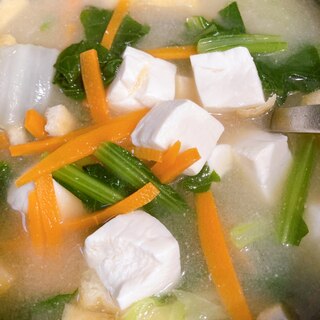 小松菜、白菜、にんじんと豆腐、油揚げ入りみそ汁♡